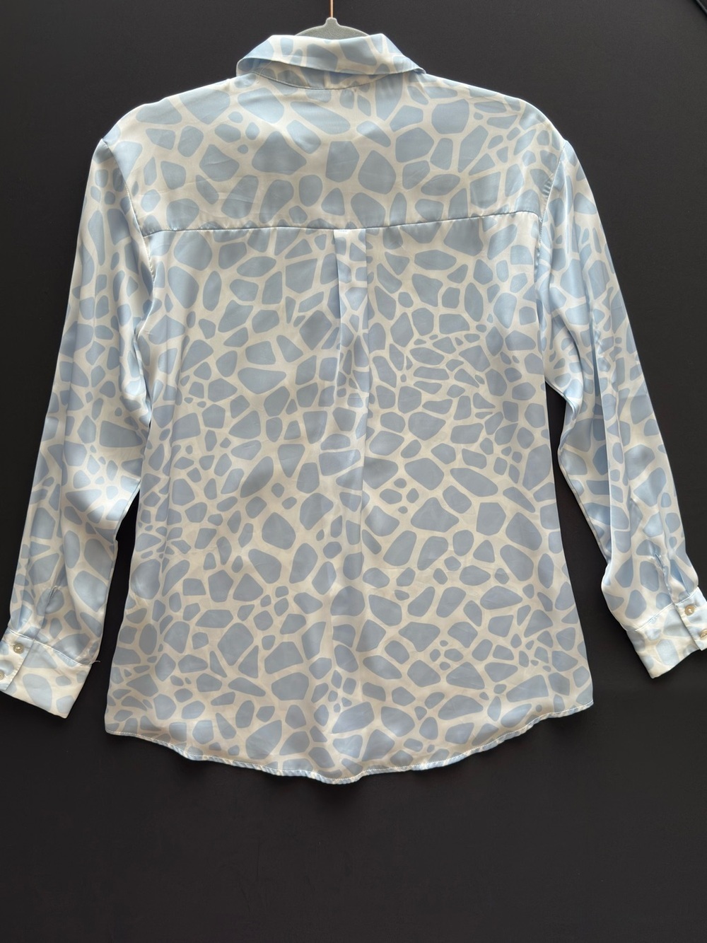 Zara Women’s Blue & White Abstract Print Button Down Blouse - Picture 3 of 15